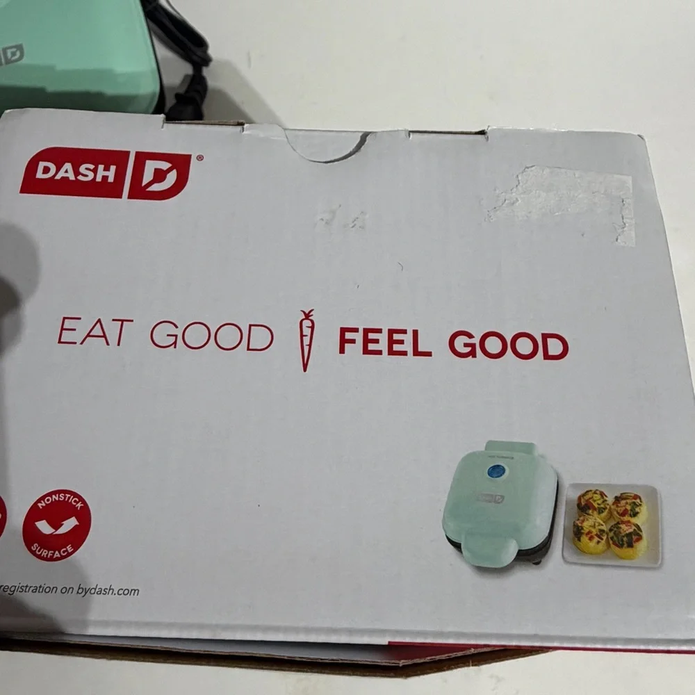 DASH Egg Bite Maker Teal NEW Open Box  4 Silicone Molds Manual Recipes 420 watts